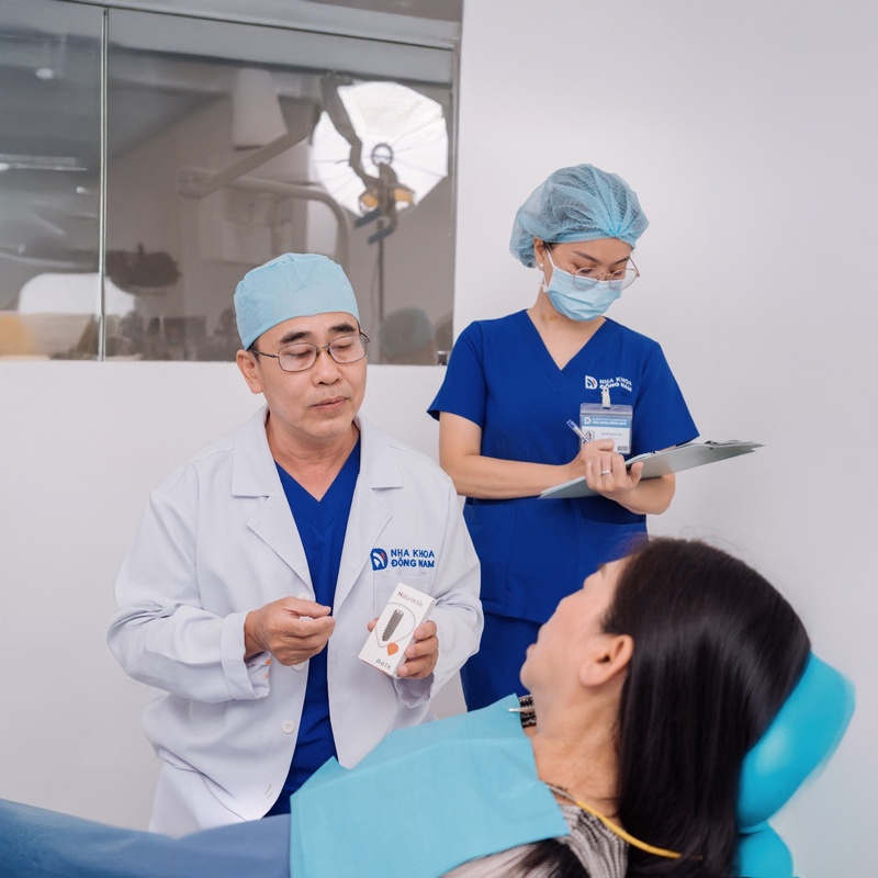 Bác sĩ tiến hành thăm khám và tư vấn trước khi thực hiện