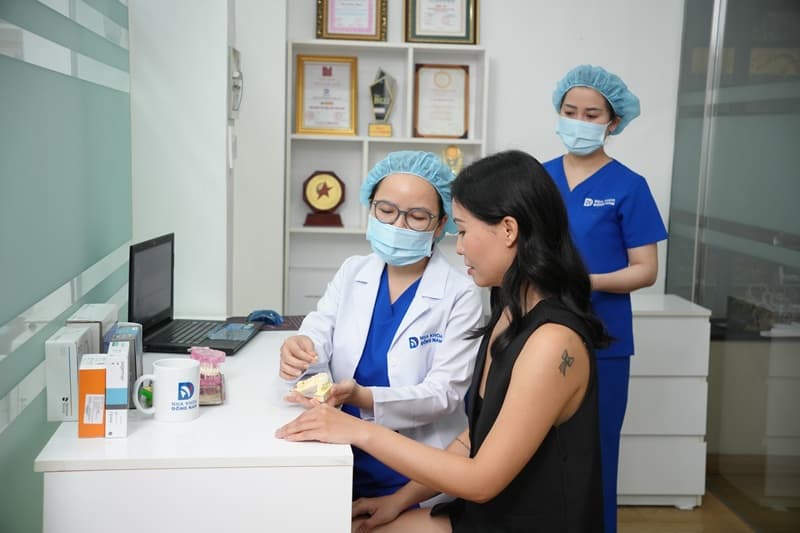 chính sách của mỗi nha khoa là một trong những yếu tố ảnh hưởng đến chi phí bọc răng sứ