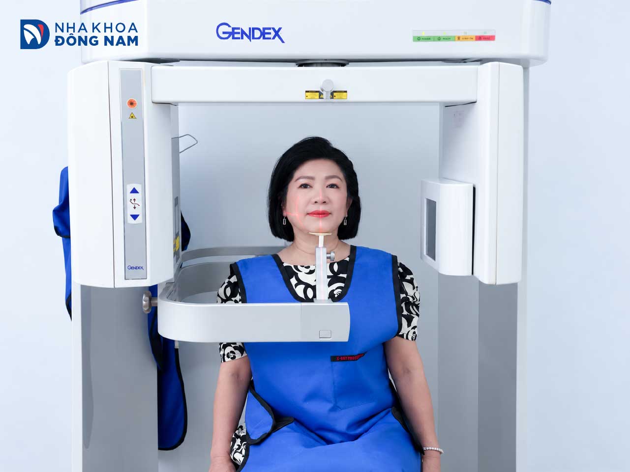Khách hàng chụp phim X-quang trên máy Gendex tại Nha Khoa Đông Nam