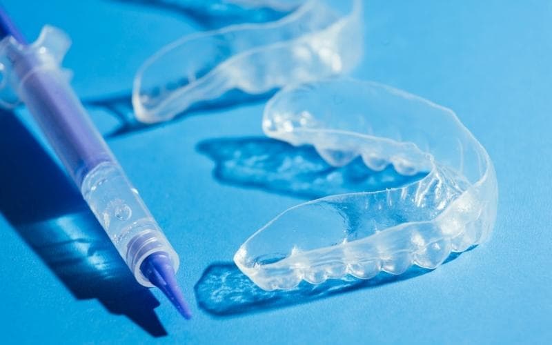 Tẩy trắng răng bằng máng và thuốc tẩy