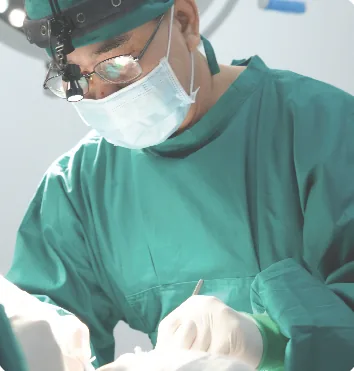 Bác sĩ phẫu thuật cấy ghép Implant trong phòng vô trùng