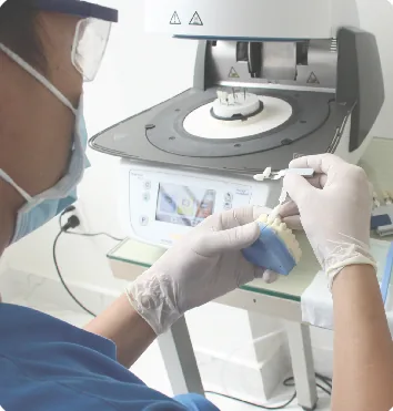 Kỹ thuật viên hoàn thiện răng sứ trên mẫu hàm