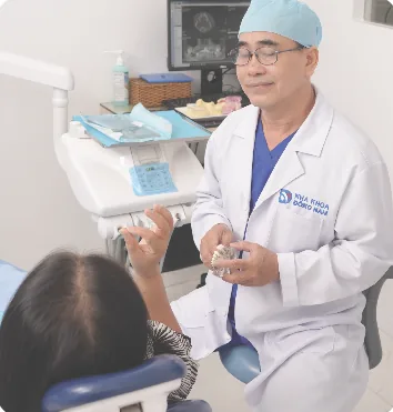 Bác sĩ đọc phim CT Cone Beam và tư vấn cho khách hàng