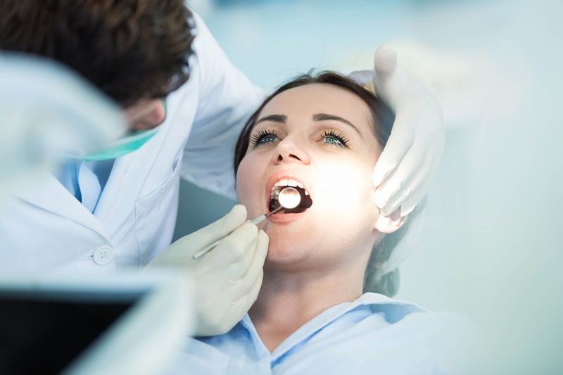 nếu đau tăng, sốt hoặc chảy máu nhiều, người bệnh nên liên hệ nha khoa để được kiểm tra