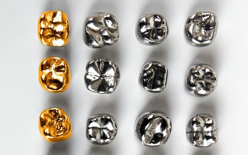 răng sứ kim loại quý sử dụng khung sườn đúc hoàn toàn từ vàng, platin, hay palladium