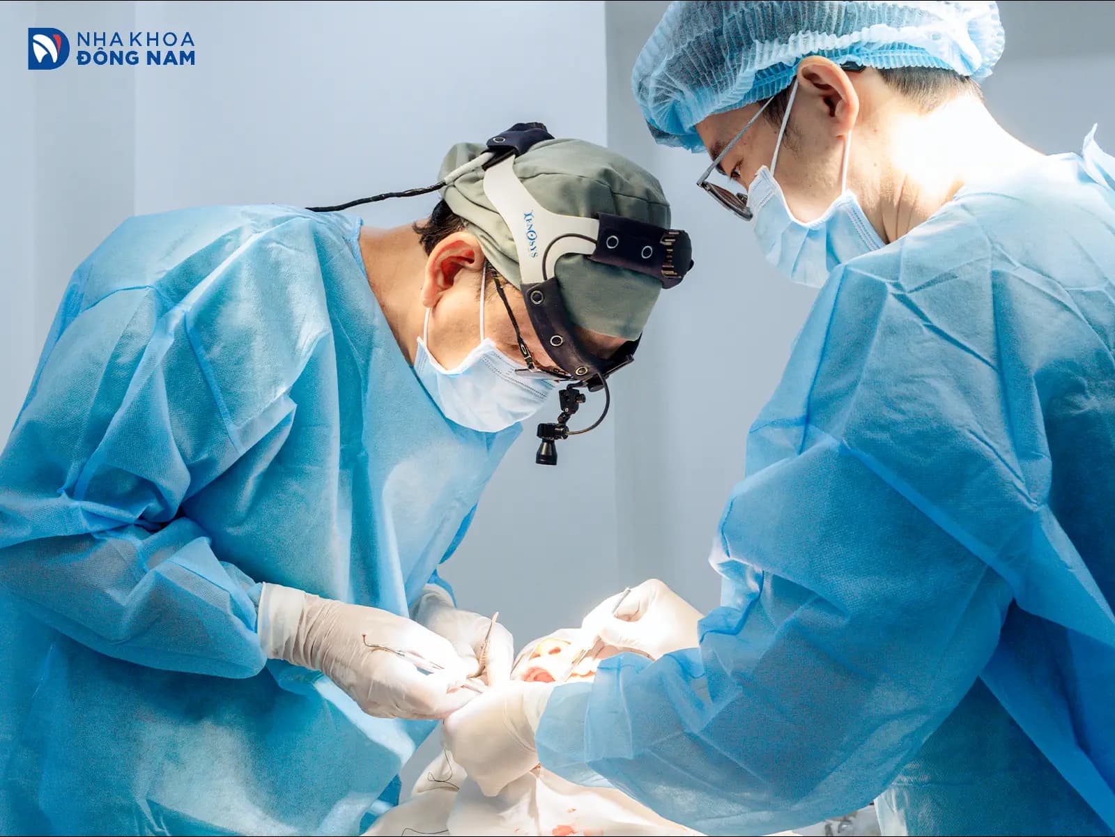 Bác sĩ Đặng Quốc Dũng đang thực hiện cấy ghép Implant